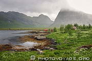 Petites cabanes isolées au fond du Selfjord près de Krystad dans l'archipel des Lofoten.