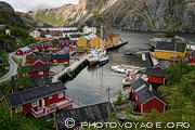 Nusfjord est un des plus anciens villages de pêche de Norvège et un des mieux préservés. Il est inscrit sur la liste des "sites à conserver" de l'Unesco qui vise à garder intactes l'architecture   traditionnelle et la disposition des bâtiments.