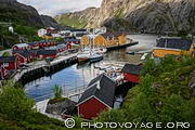 Nusfjord est un des plus anciens villages de pêche de Norvège et un des mieux préservés. Il est inscrit sur la liste des "sites à conserver" de l'Unesco qui vise à garder intactes l'architecture   traditionnelle et la disposition des bâtiments.