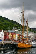 Voilier amarré au quai Bryggen, le quartier moyenâgeux de Bergen ou vivaient les marchands de la Hanse.
