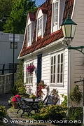Jolie maison fleurie dans le quartier de Strandsiden à Bergen.