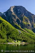 La ferme Styvi s'est installée au bord du Naeroyfjord au pied d'une montagne déchiquetée appelée Nonnosi qui culmine à 1253 mètres d'altitude.