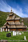 L'église en bois debout (ou stavkirke) de Borgund près de Lærdal 
au fond du Sognefjord date de l'an 1180 environ. Elle est la mieux conservée 
dans sa forme médiévale des 28 églises en bois debout subsistant 
en Norvège.