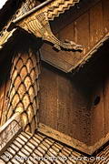 Détail de la toiture de la stavkirke de Hopperstad avec un dragon protecteur et ses petites tuiles de bois. Cette église en bois debout est située 
à Vikoyri. Sa construction remonte au Moyen Age vers 1100.