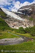 Promenade jusqu'au pied de la langue glaciaire du Boyabreen dans le Parc National de Jostedalsbreen.