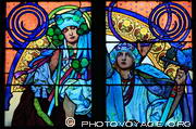 Alfons Mucha a réalisé un vitrail Art Nouveau pour la Cathédrale 
St Guy