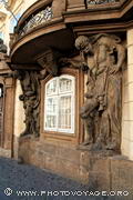 balcon du palais Morzin soutenu par deux statues de Maures de Brokoff 