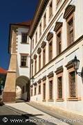arcades et façade latérale du Palais Toscan dans la rue Loretanska