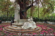 La Glorieta de Becquer dans le parc Maria Luisa inclut une statue du poète sévillan Gustavo Adolfo Bécquer.