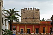 Connue sous le nom de Torre de la Plata, la tour hexagonale qui pointe au bout de la rue Temprado est d'origine musulmane et date de 1180. Elle fait partie de la muraille almohade qui ceinturait Séville.