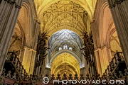 Voûtes de la nef et du choeur de la cathédrale de Séville 
flanqué de deux orgues en bois sculpté.