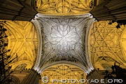En se plaçant à l'intersection de la nef centrale et du transept 
de la cathédrale de Séville, entre le choeur et la grande chapelle, 
on constate que leurs voûtes gothiques à nervures sont toutes différentes. 
Celle de la croisée est la plus travaillée.