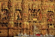 Maître-autel de la Chapelle Majeure ou Grande Chapelle de la cathédrale 
  de Séville surmonté d'un retable en or. Sa construction commencée 
  en 1482 par des artisans flamands dura presque un siècle.