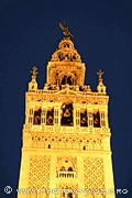Le clocher de la Giralda est de style renaissance. Lui et sa girouette ont été 
rajoutés en 1568 sur l'ancien minaret de la Grande Mosquée almohade de 
Séville. Au lieu de la détruire après la reconquête 
en 1492, les rois catholiques ont préféré la convertir 
en cathédrale pour asseoir leur domination sur les musulmans.
