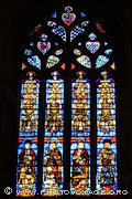 Fenêtre en ogive decorée de vitraux d'Enrique Alemán (1478)  dans la cathédrale de Séville. Le vitrail représente les quatre évangélistes et leurs symboles : le lion de saint Marc,  l'ange de saint Matthieu, le taurau de saint Luc et l'aigle de saint Jean.