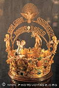 La couronne réalisée en 1904 par Manuel de la Torre pour le Couronnement de la Vierge des 
Rois (Virgen de los Reyes) fait partie du Trésor de la cathédrale 
de Séville.