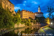 Château de Cesky Krumlov à l'heure bleue avec la rivière Vltava qui passe à ses pieds