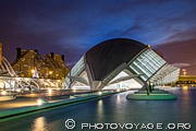 L'hemisfèric est la première construction de la Cité des 
Arts et des Sciences de Valence à avoir vu le jour en 1998. De chaque côté, des pare-soleil latéraux, comme deux gigantesques 
paupières, s'ouvrent découvrant ainsi la structure interne de la 
construction. À la nuit tombée, l'oeil se referme.