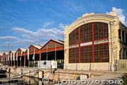 Le style moderniste de l'entrepôt désaffecté Tinglado n° 2 du port de Valence se caractérise par une structure en verre et métal 
et par des frises décoratives en céramique.