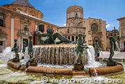 Fontaine du Turia sur la Plaza de la Virgen (place de la Vierge) au cœur 
du centre historique de Valence. On aperçoit à droite, la basilique 
Notre-Dame des Désemparés et dans le fond la cathédrale et 
sa tour le Miguelete.