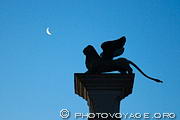 Croissant de lune au dessus du lion ailé qui symbolise Venise et l'évangéliste 
Saint Marc. Il trône au sommet d'une colonne de la piazzetta San Marco.